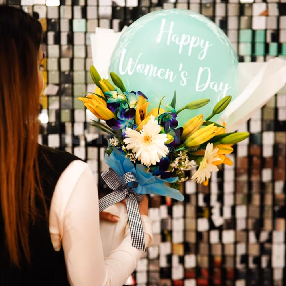 The arrangement of real flowers makes the bouquet exciting and unique