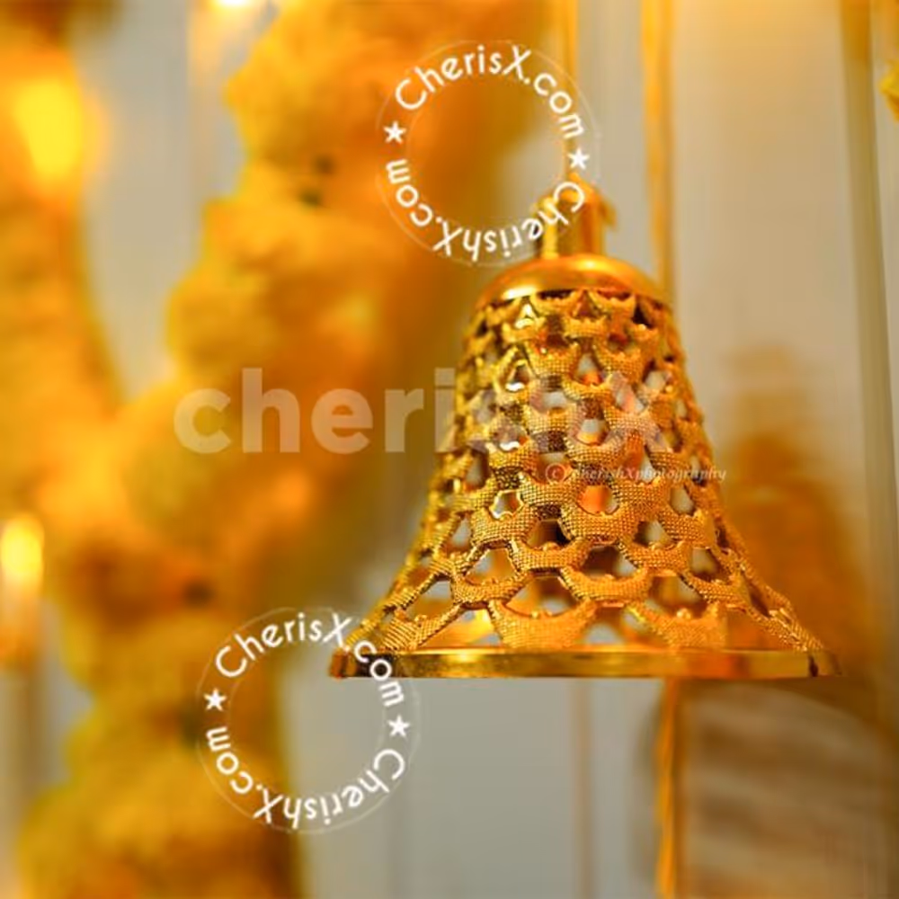 The lights placed with flowers in your Haldi/Mehndi function is an attractive décor design