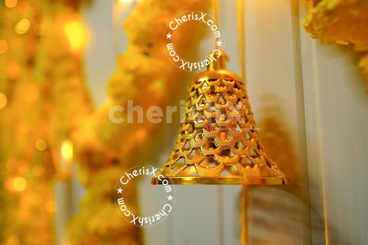 The lights placed with flowers in your Haldi/Mehndi function is an attractive décor design