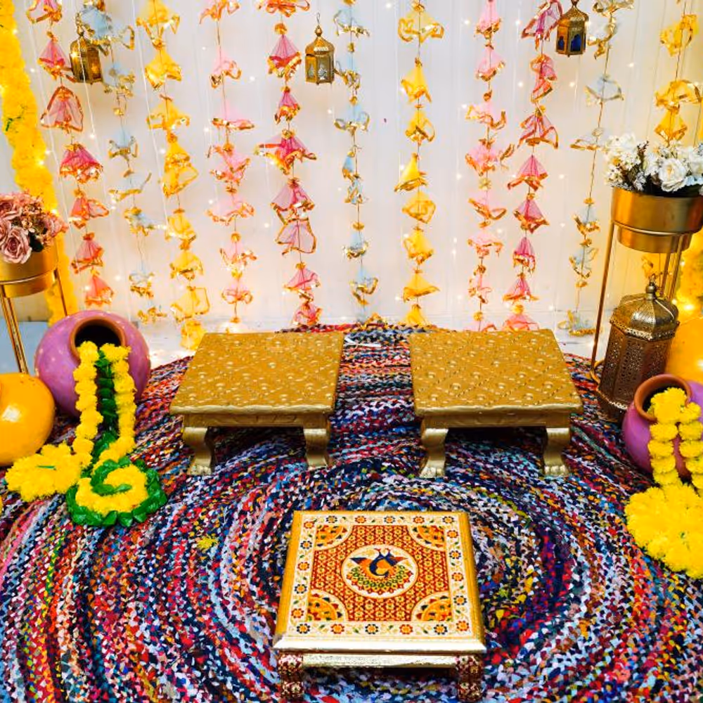 The grand brass lamps and pots placed at the setup add a charming grandeur