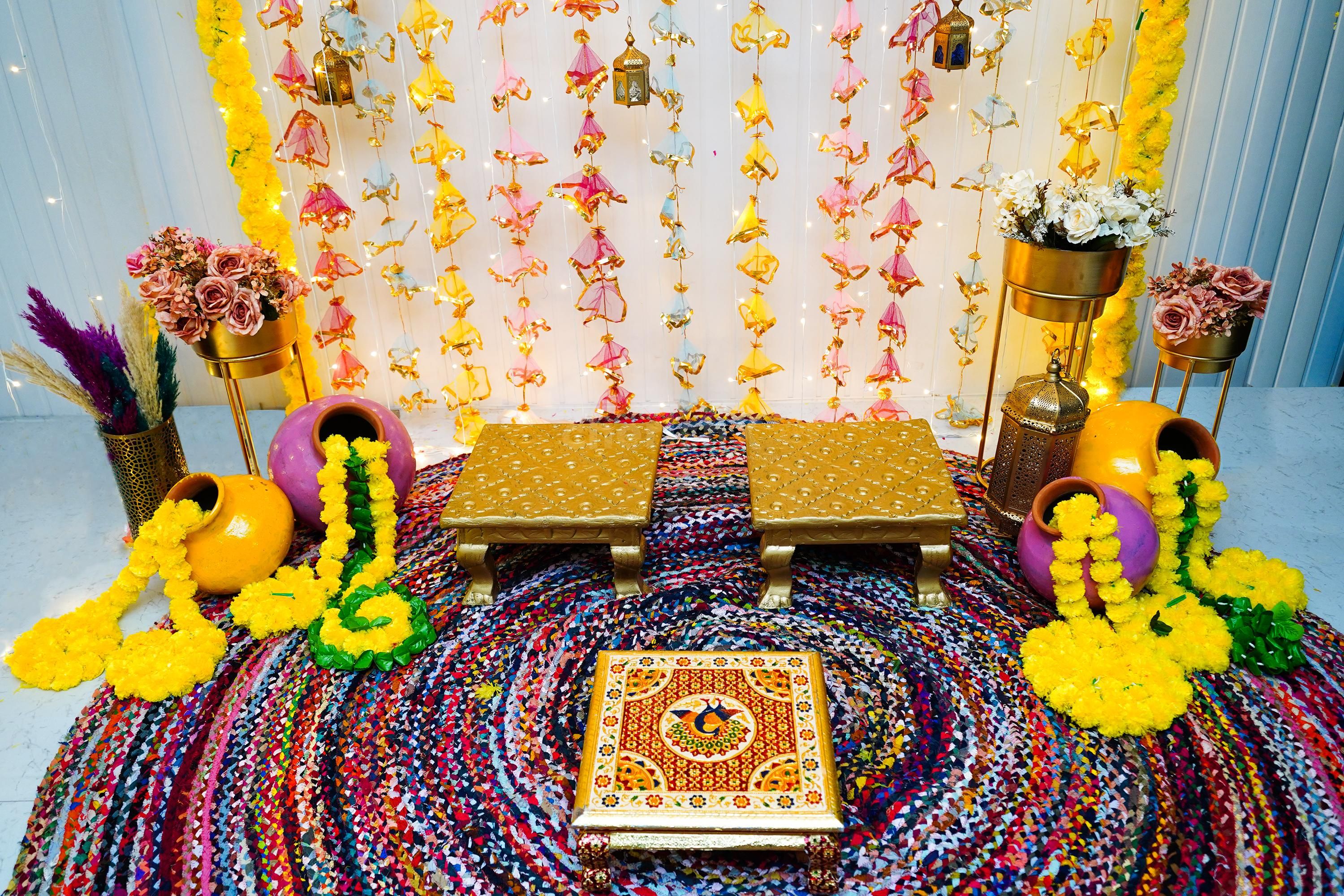 The grand brass lamps and pots placed at the setup add a charming grandeur