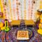 The grand brass lamps and pots placed at the setup add a charming grandeur