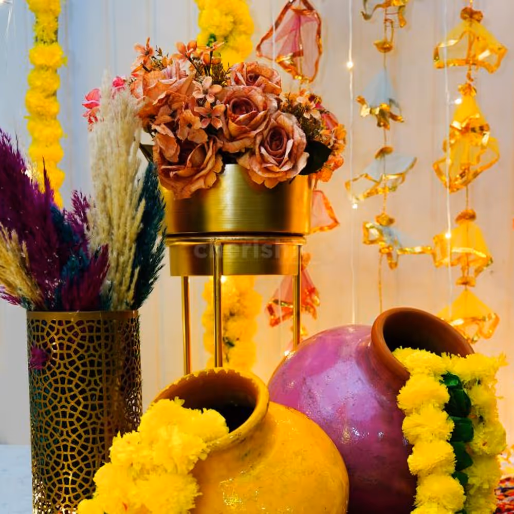 The different accessories of lamps and pots promise a vibrant atmosphere