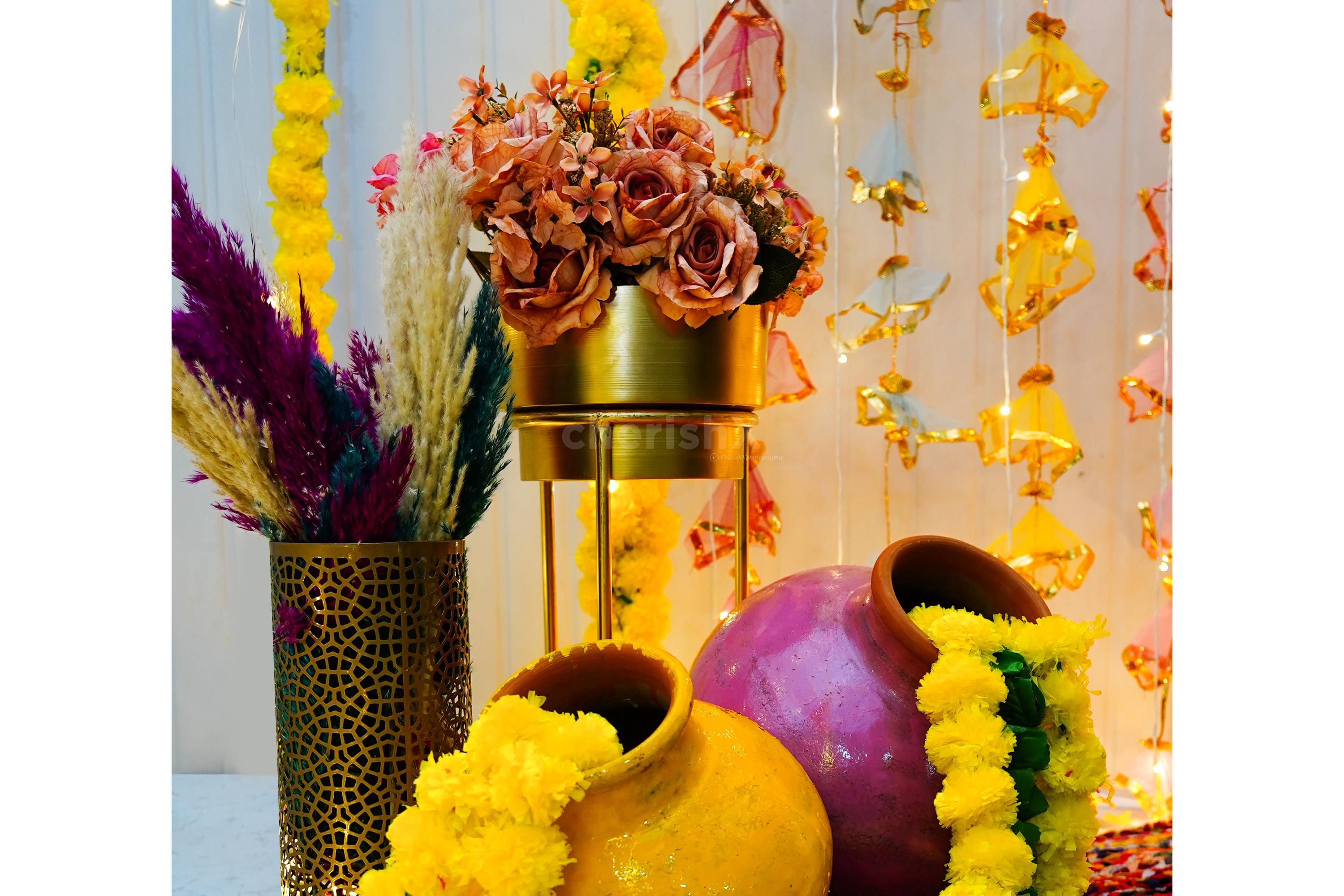 The different accessories of lamps and pots promise a vibrant atmosphere