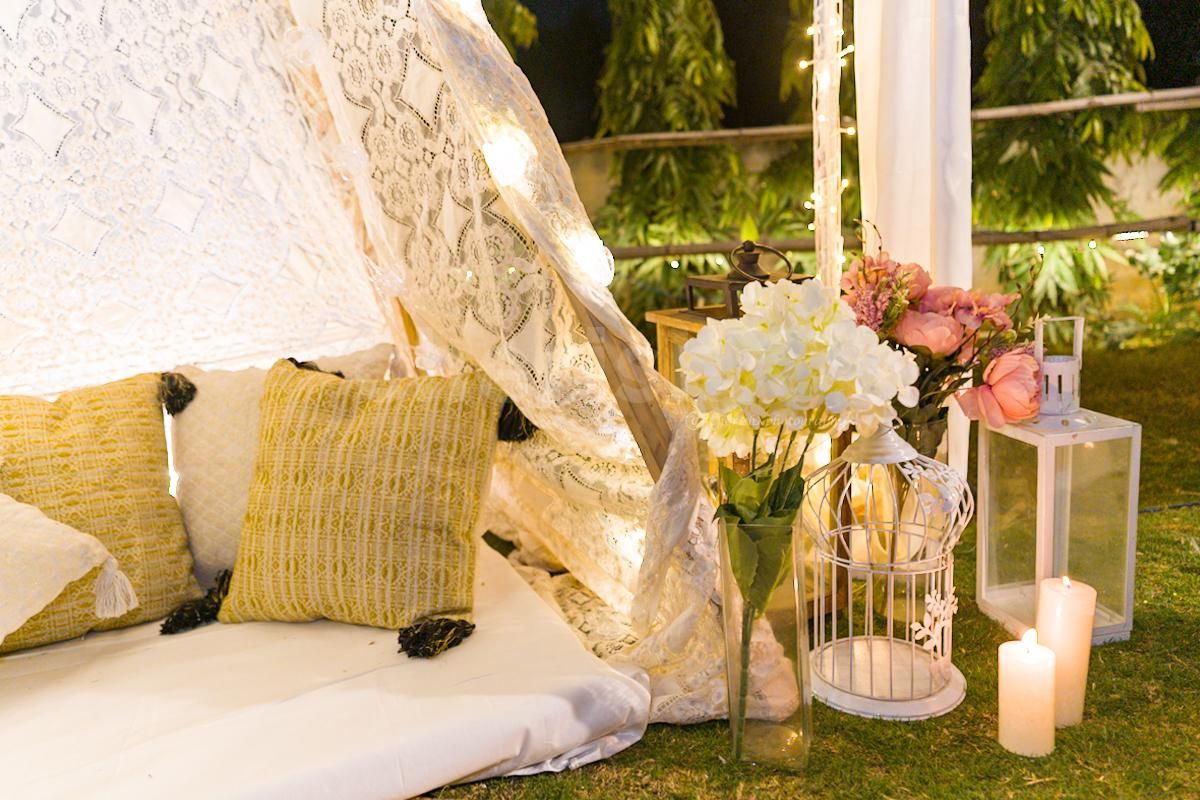 The vases kept on the ramp makes it elegant and classy