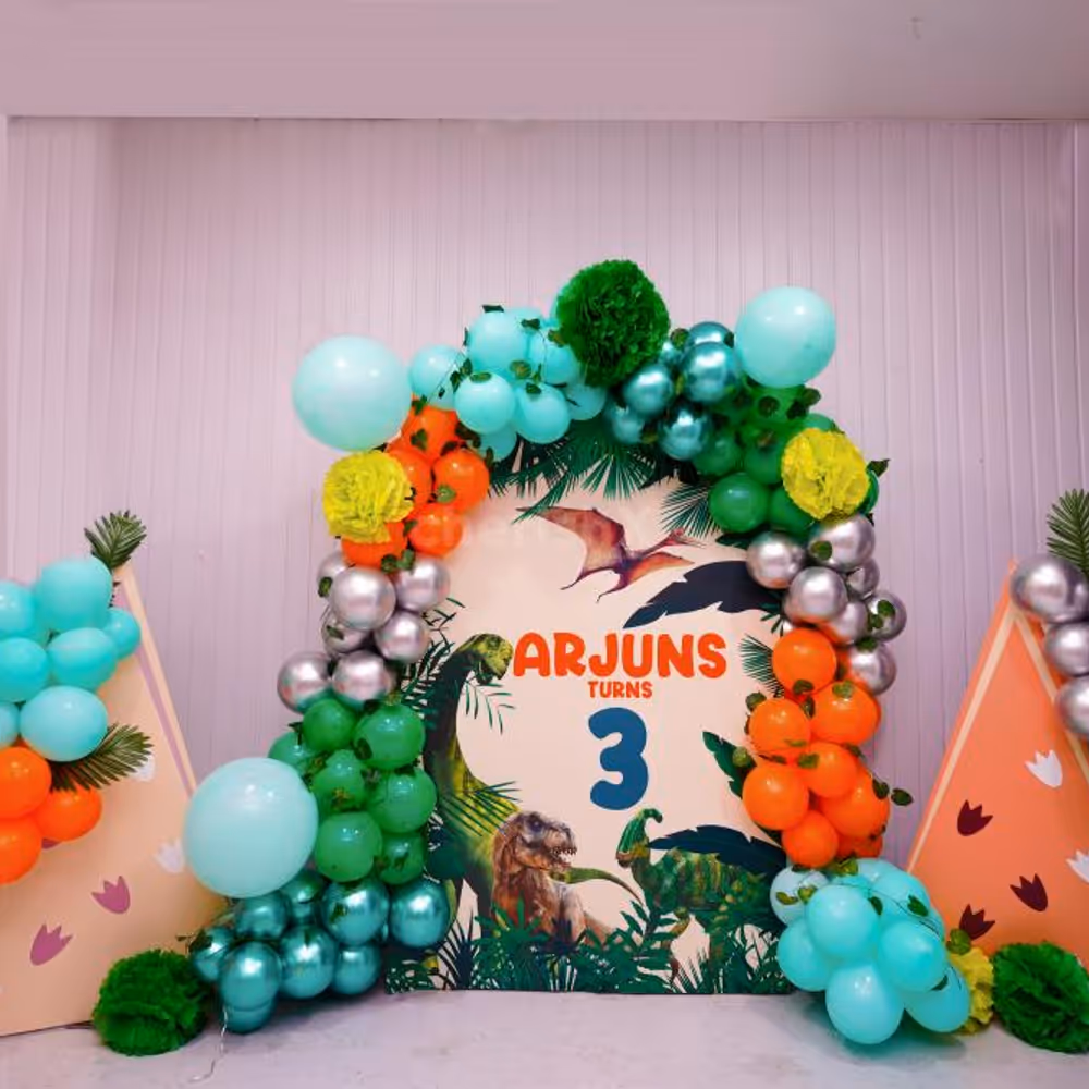 Surprise your guests and kid with this dino-park adventure birthday bash