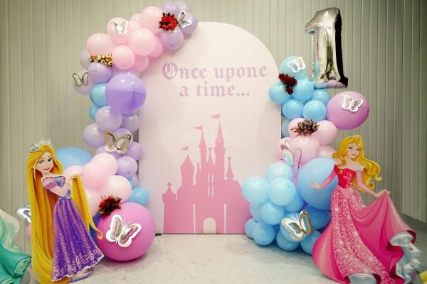 The pastel balloon decoration uplifts the mood of the venue.