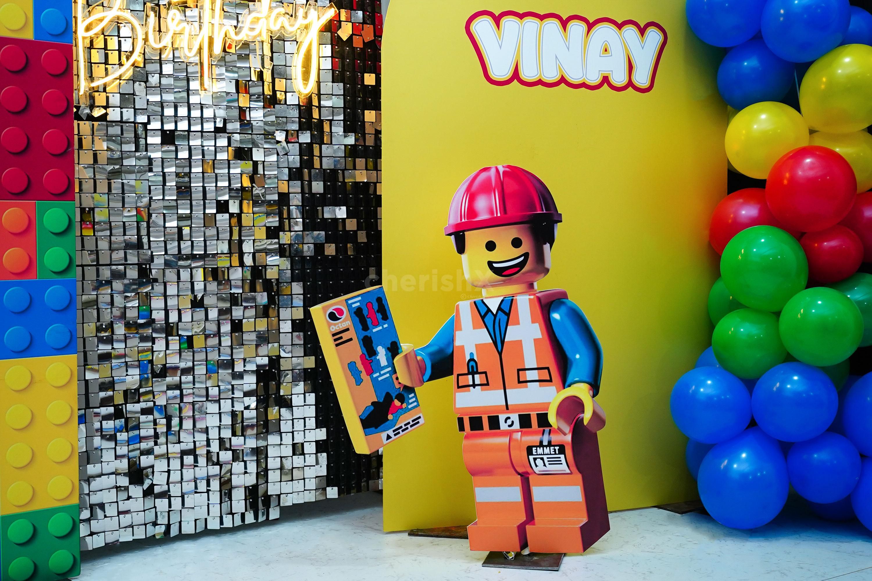Decoration with vibrant balloons can turn the party into a Lego festive.