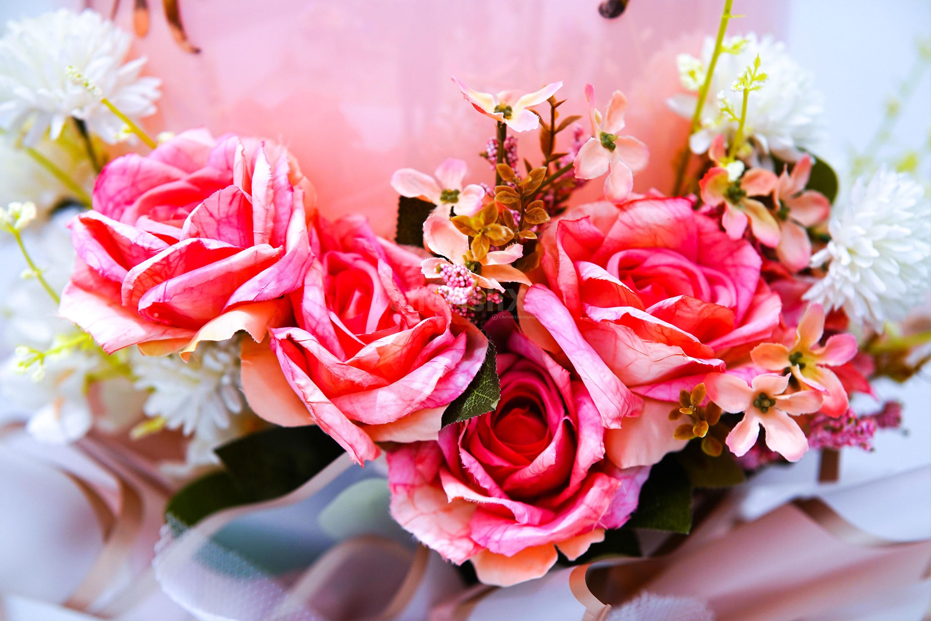 The Mother’s Day vinyl message is a fun attraction in the bouquet
