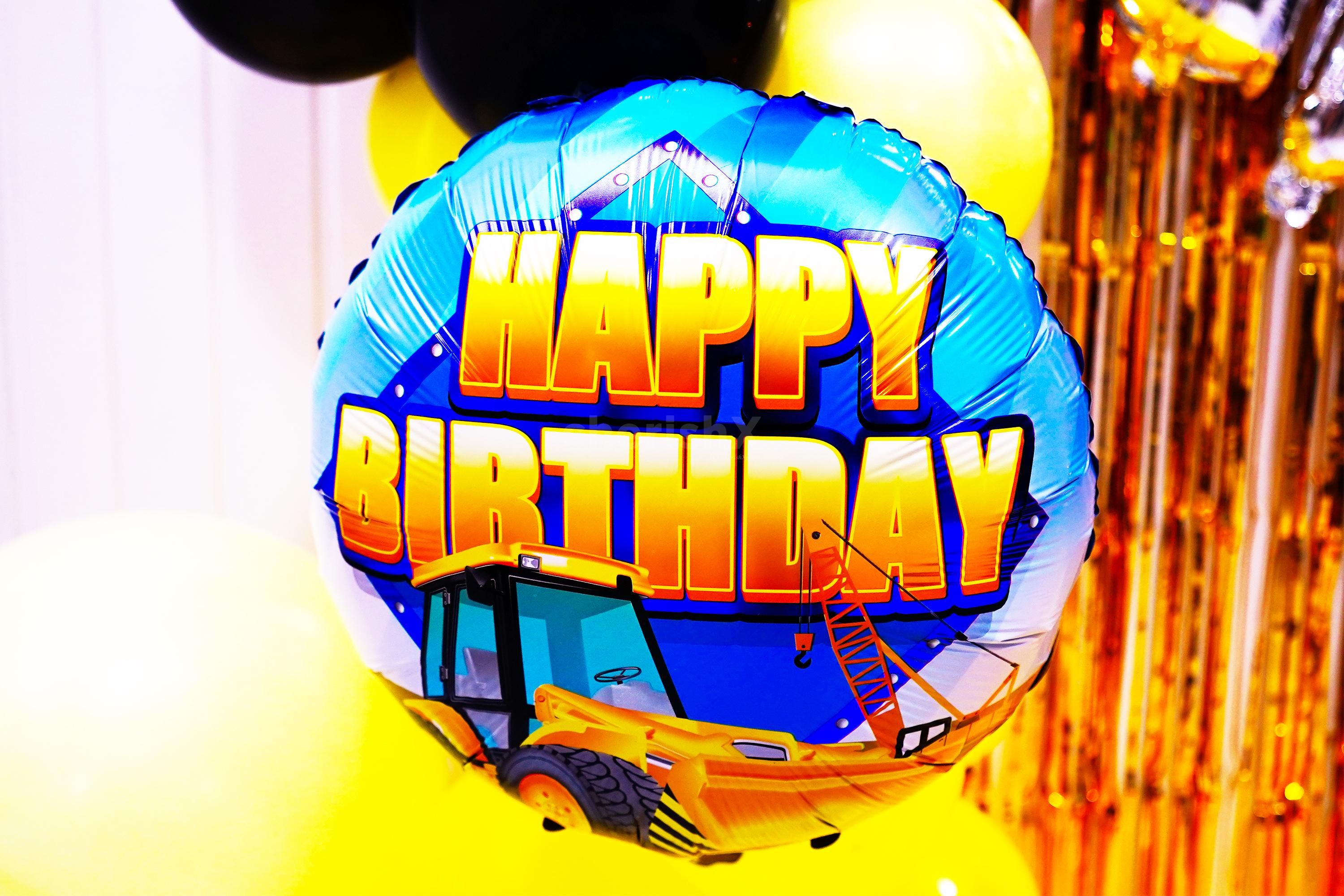 The yellow and black balloons set a construction site vibe for your kid