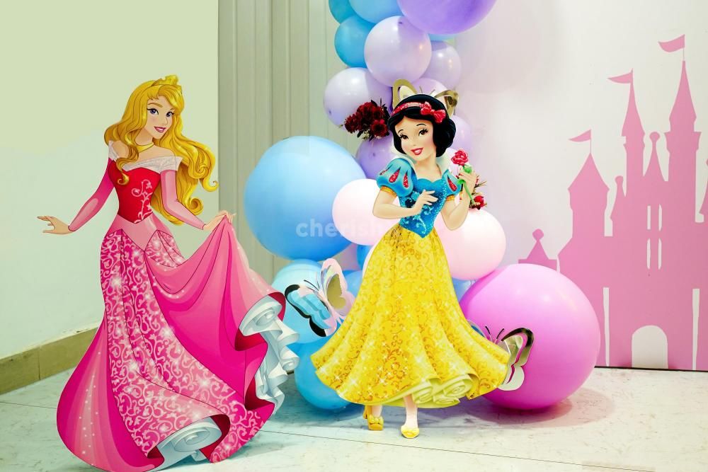 The princess sun board cutouts are pretty additions for a picture-perfect backdrop.