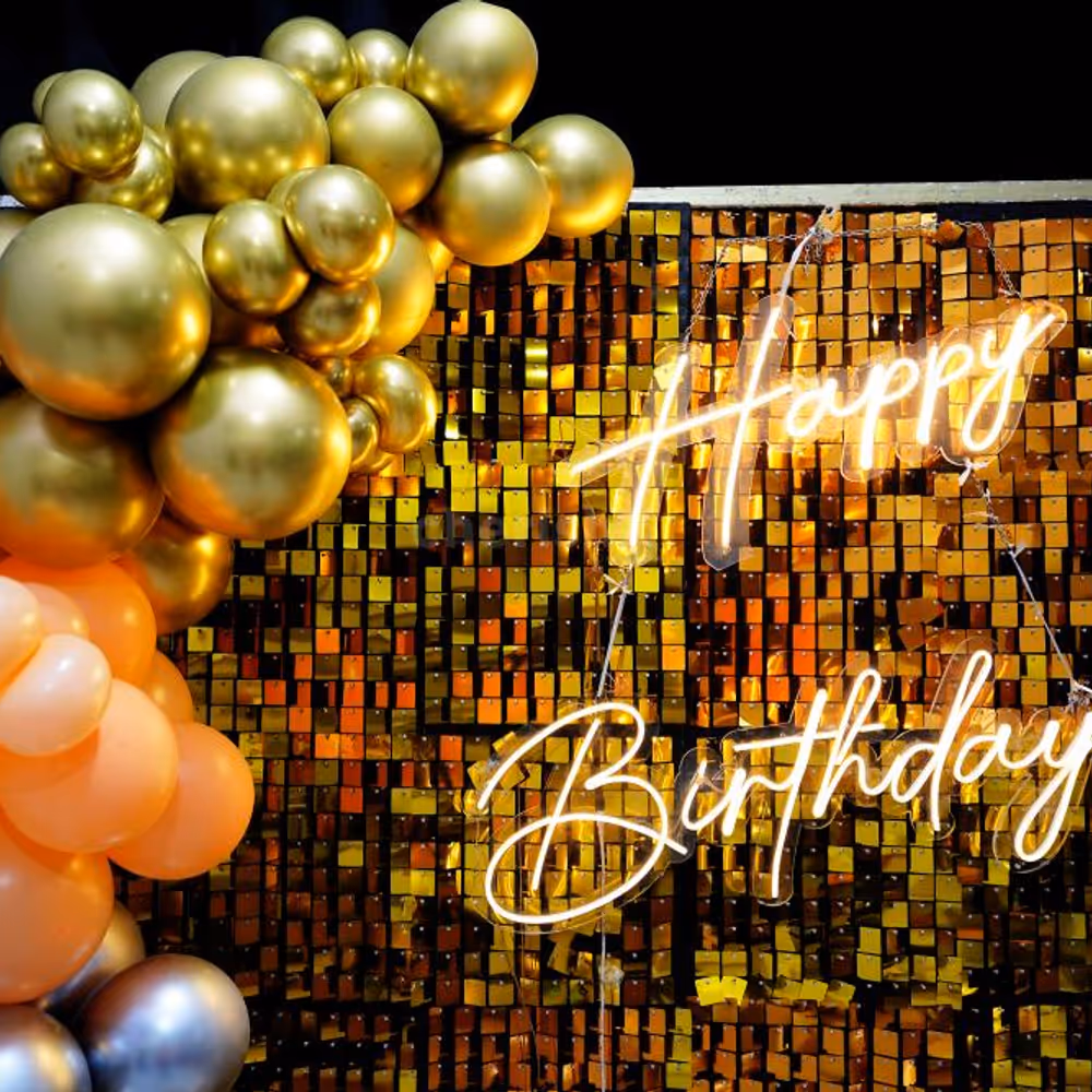 Transform any space into a stunning party venue with our Golden Extravaganza decoration, an explosion of golden hues and chrome balloons.