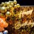 Transform any space into a stunning party venue with our Golden Extravaganza decoration, an explosion of golden hues and chrome balloons.
