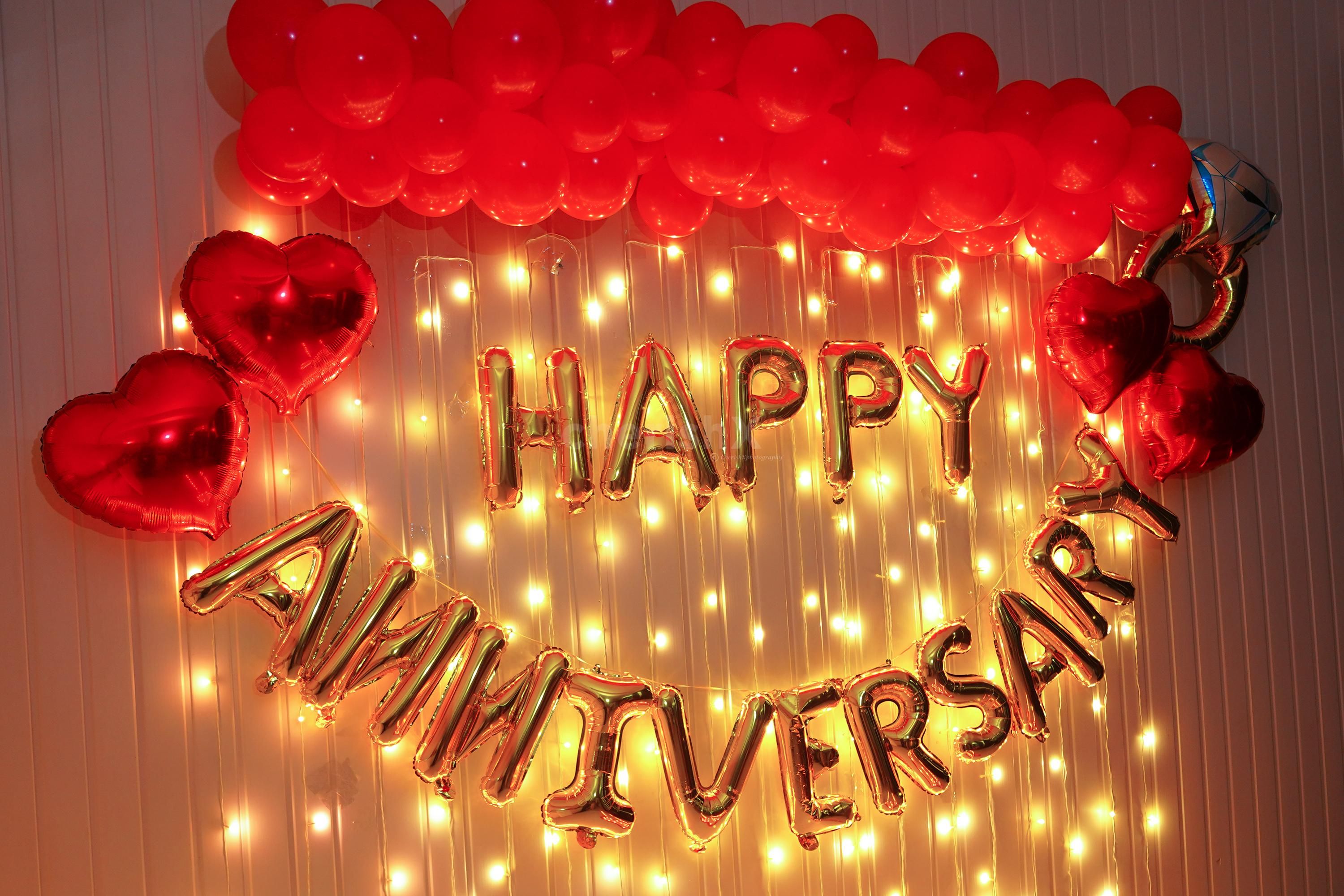 This decoration reflects your journey together, making the celebration a reflection of your love story.