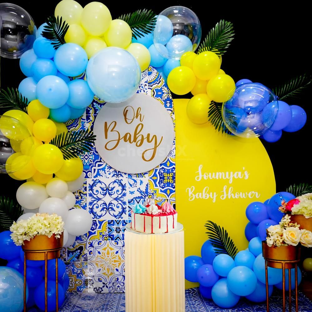 Dreamy arrangement of balloons in hues of yellow, white, and blue.5