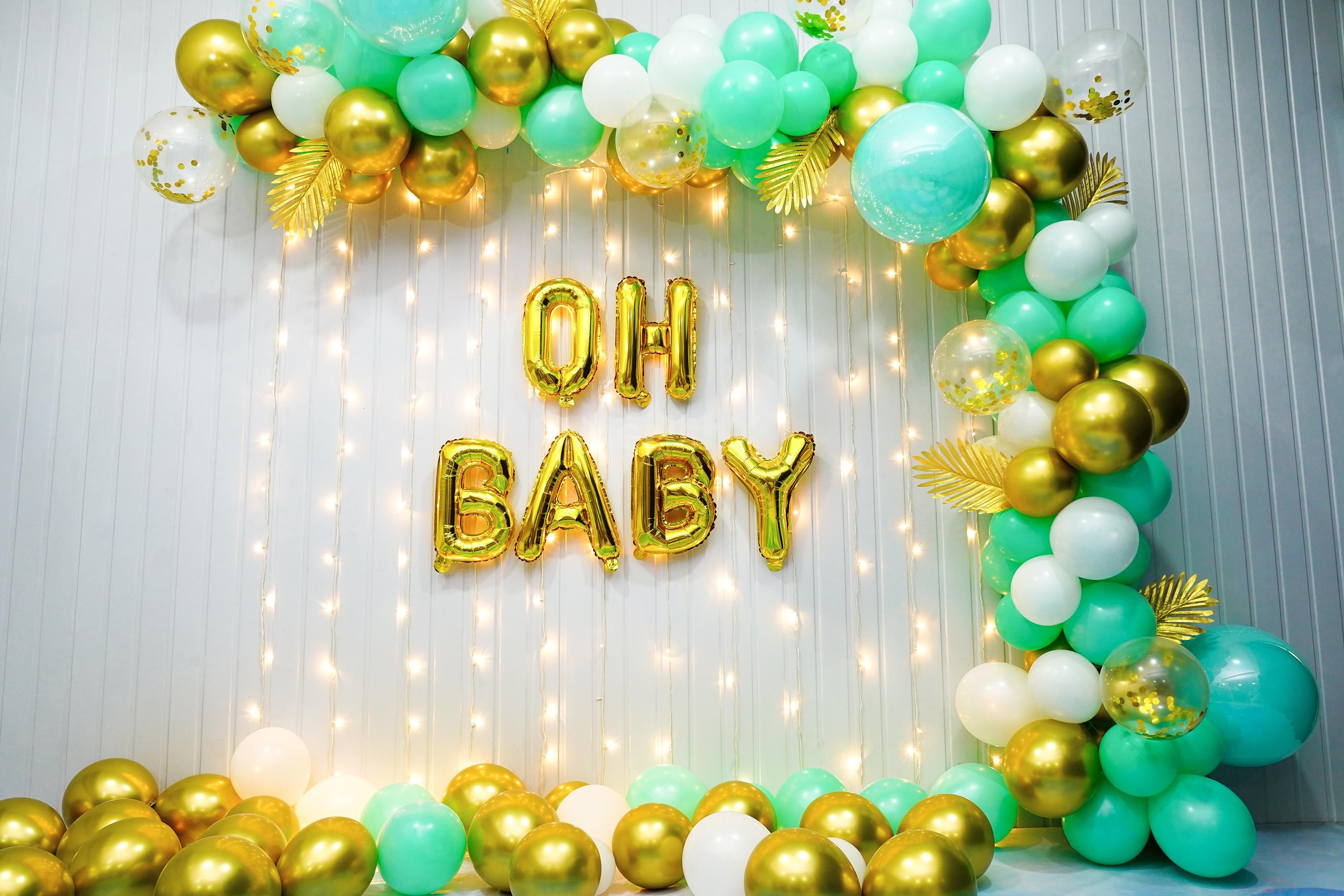 The combination of golden balloons with green balloons evokes a sense of elegance, nature, and excitement.