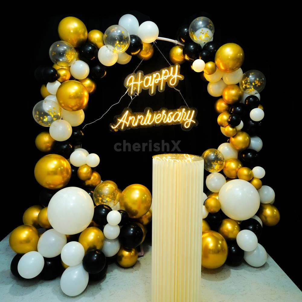 This Golden Splendor Decoration is a Captivating Blend of Elegance and Celebration