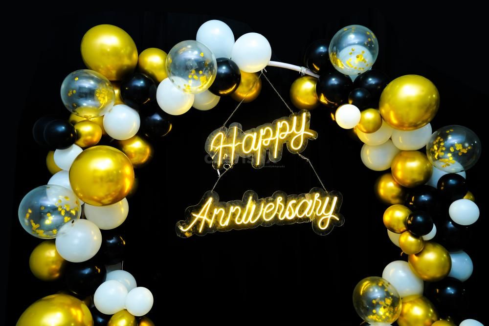 Mesmerize Your Guests with a Golden Arch and Balloon Delight.