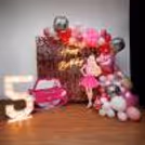 The radiant glow of a Happy Birthday neon light combined with shimmer decor gives a dazzling look.