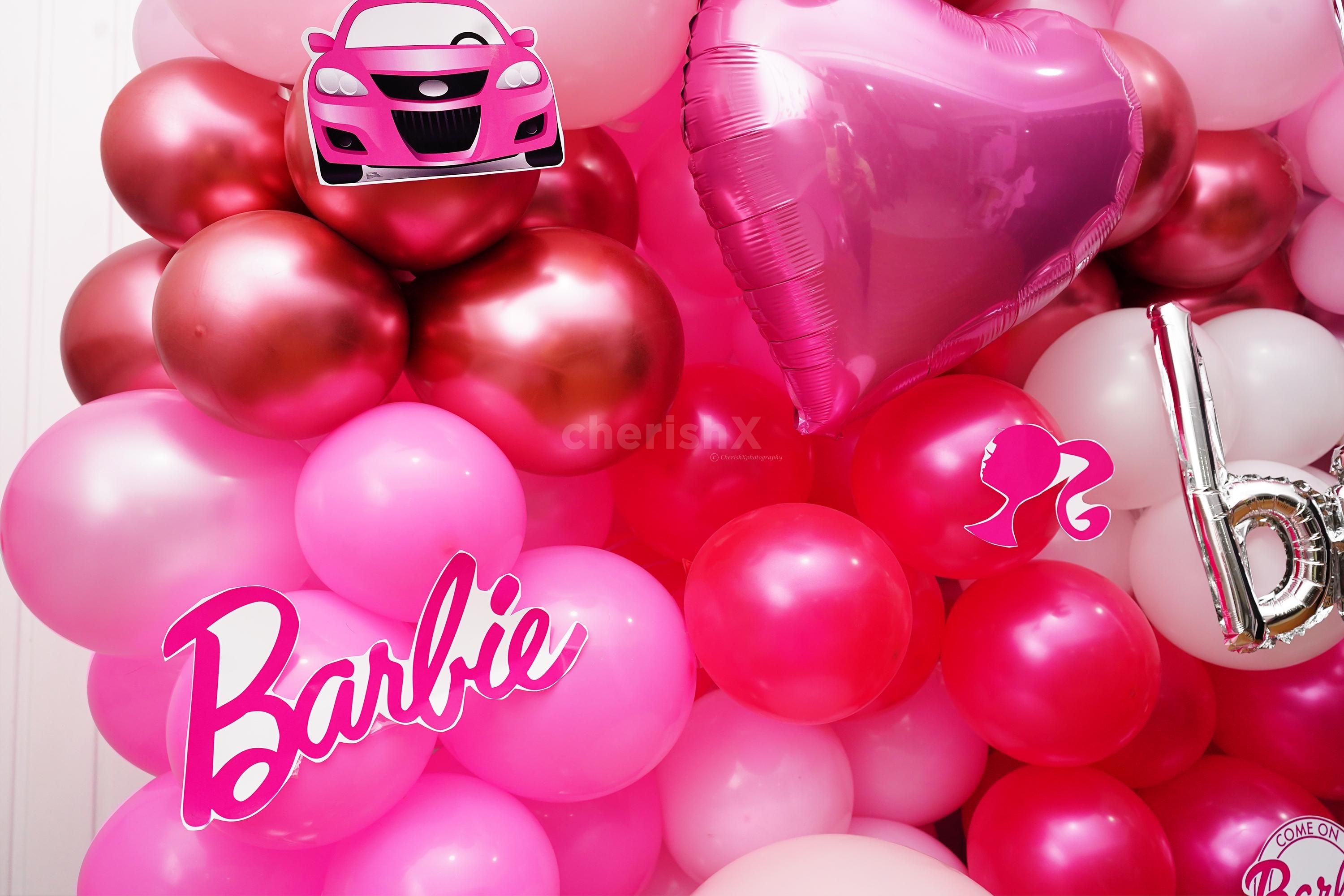 Light pink foil balloons set the dreamy ambience.