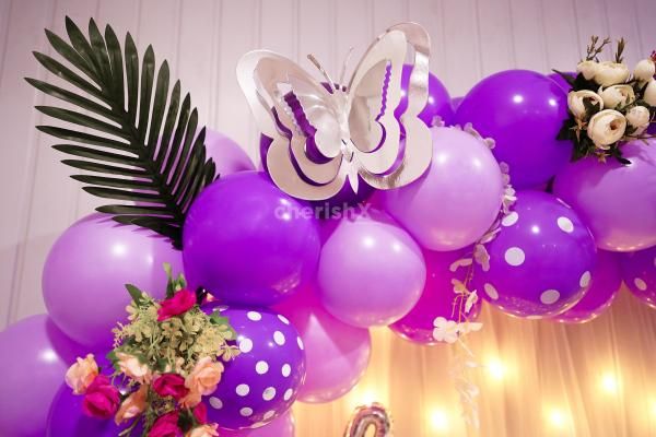 A combination of purple pastel, purple latex, purple polka dots, and purple chrome balloons makes the space look aesthetic.