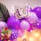 A combination of purple pastel, purple latex, purple polka dots, and purple chrome balloons makes the space look aesthetic.