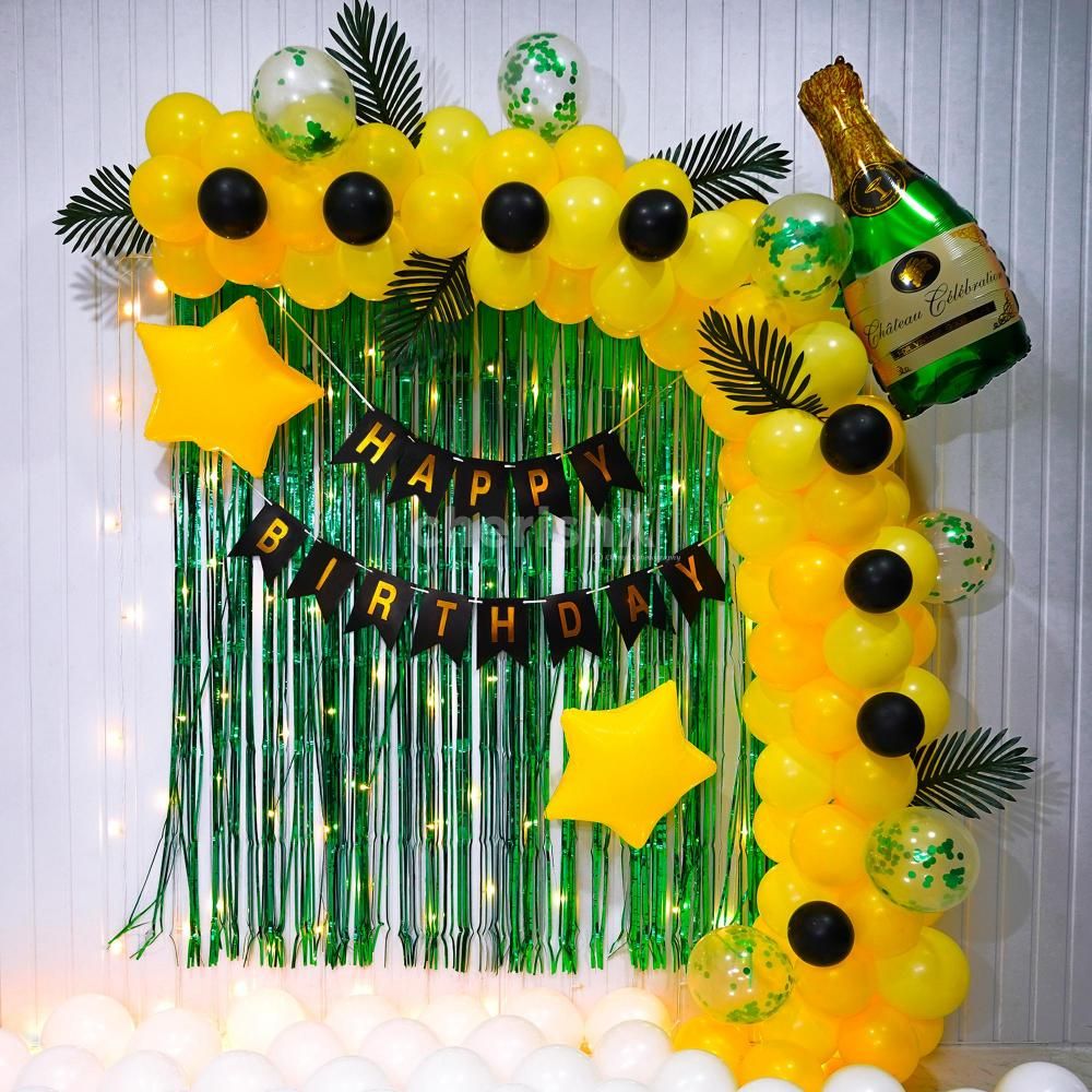 The enchanting foil accents also adds to the mirth of the decorations.