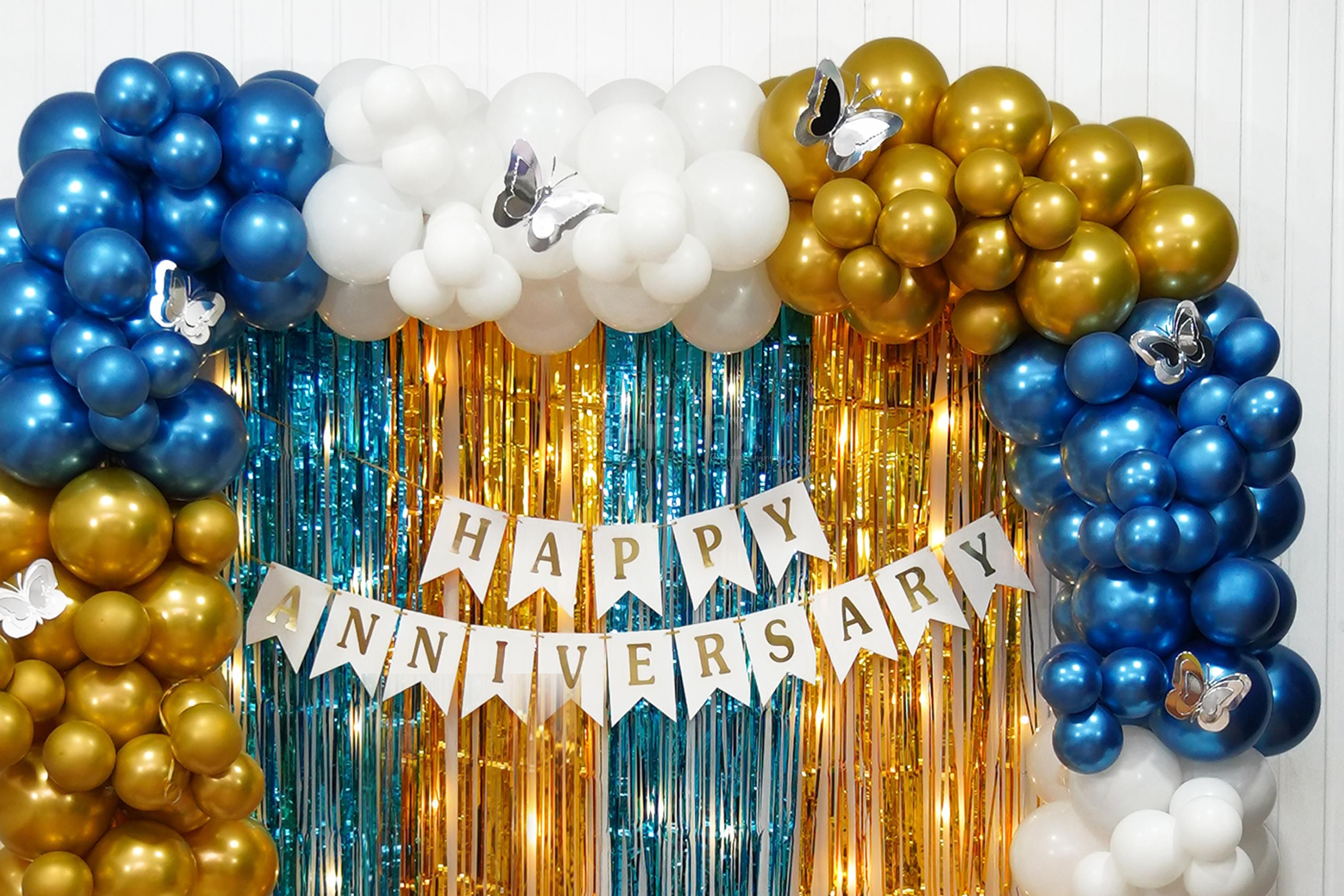 Intricately designed frill drapes in golden hues create an opulent and sophisticated atmosphere, enhancing the allure of your anniversary celebration.