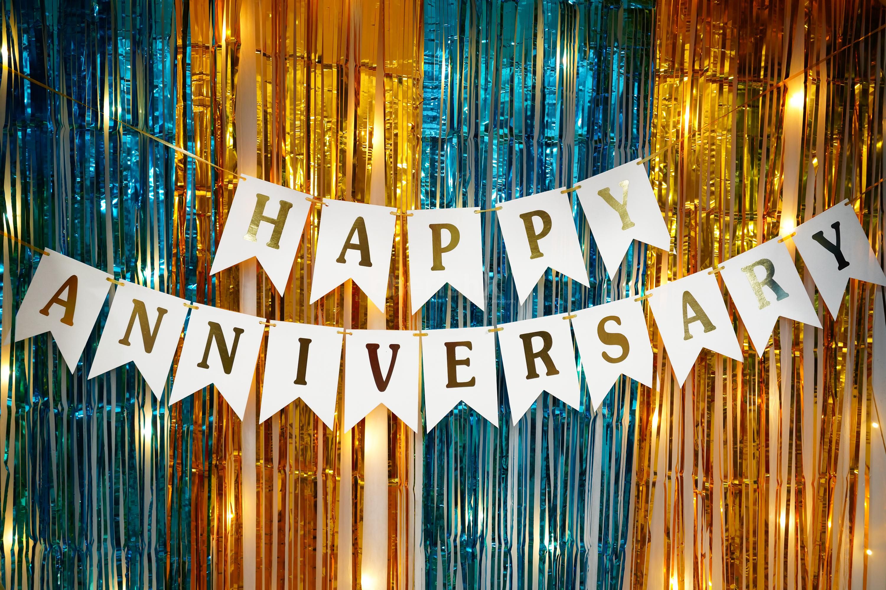 Personalize your anniversary decor with LED lights, welcome boards, theme invites, and more to add your own unique touch to the gold skyline decorations.