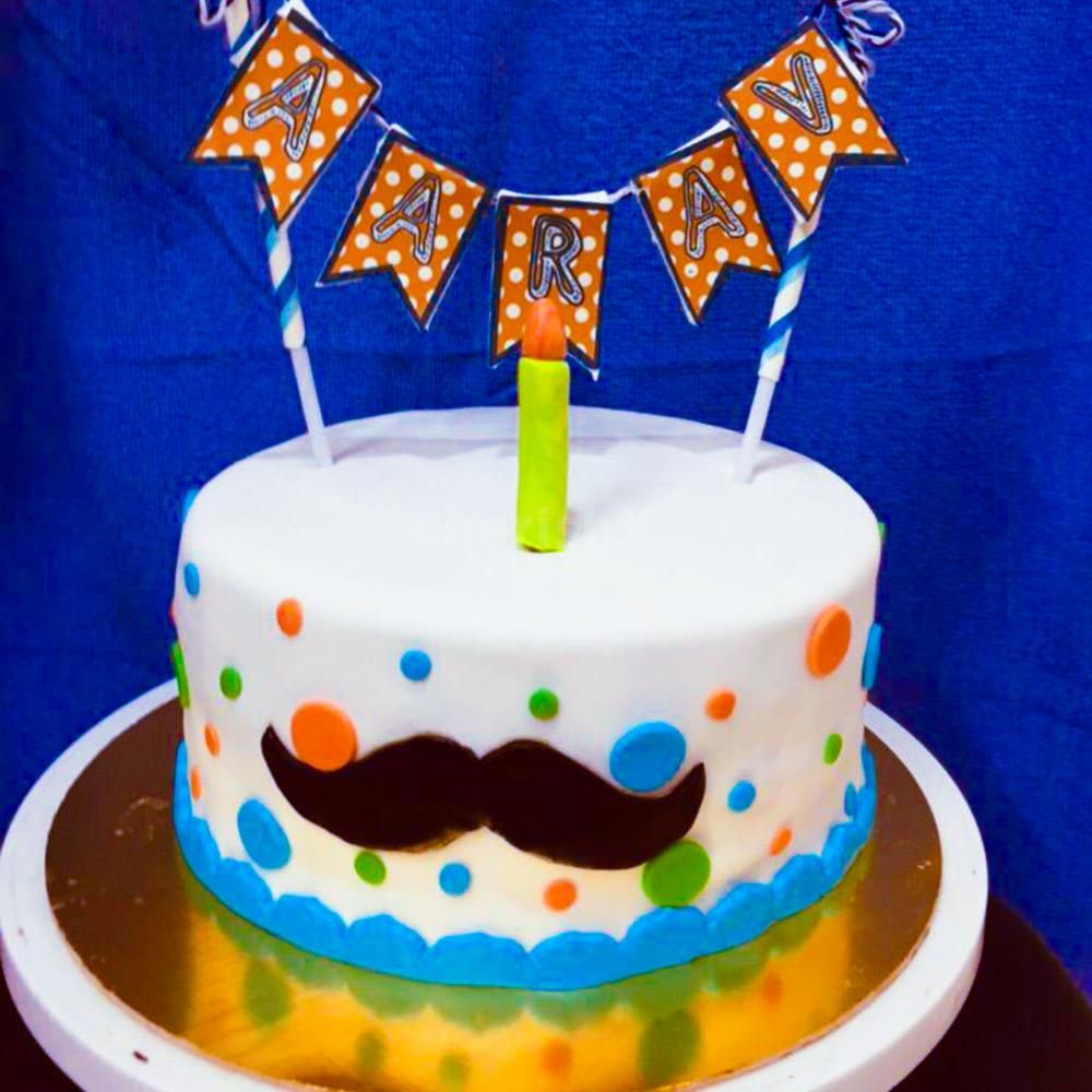 Our charming fondant cake steals the spotlight at your kid's birthday party!