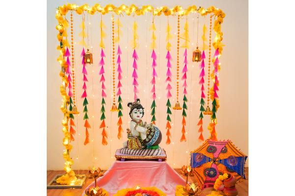 A rectangle stand draped in artificial yellow garlands looks aesthetic.