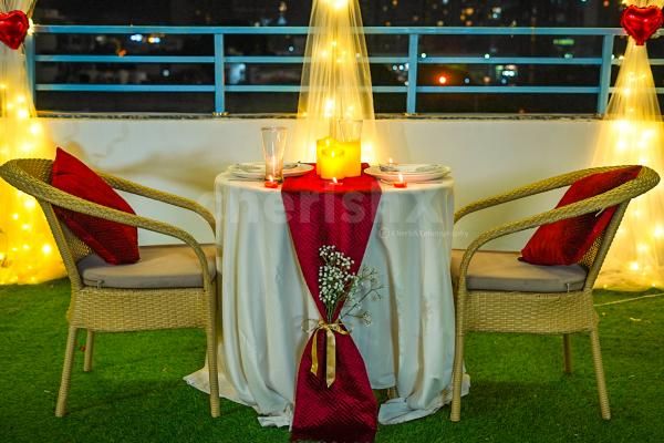 LED lights, hanging lamps, and surprise-filled wooden creations add a touch of romance to your special date.