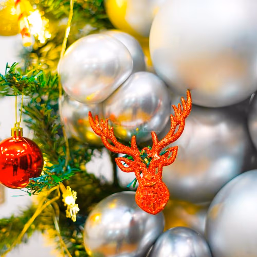 It comes with a red bow, and premium ornaments, including small mirror balls and silver gift hangings.