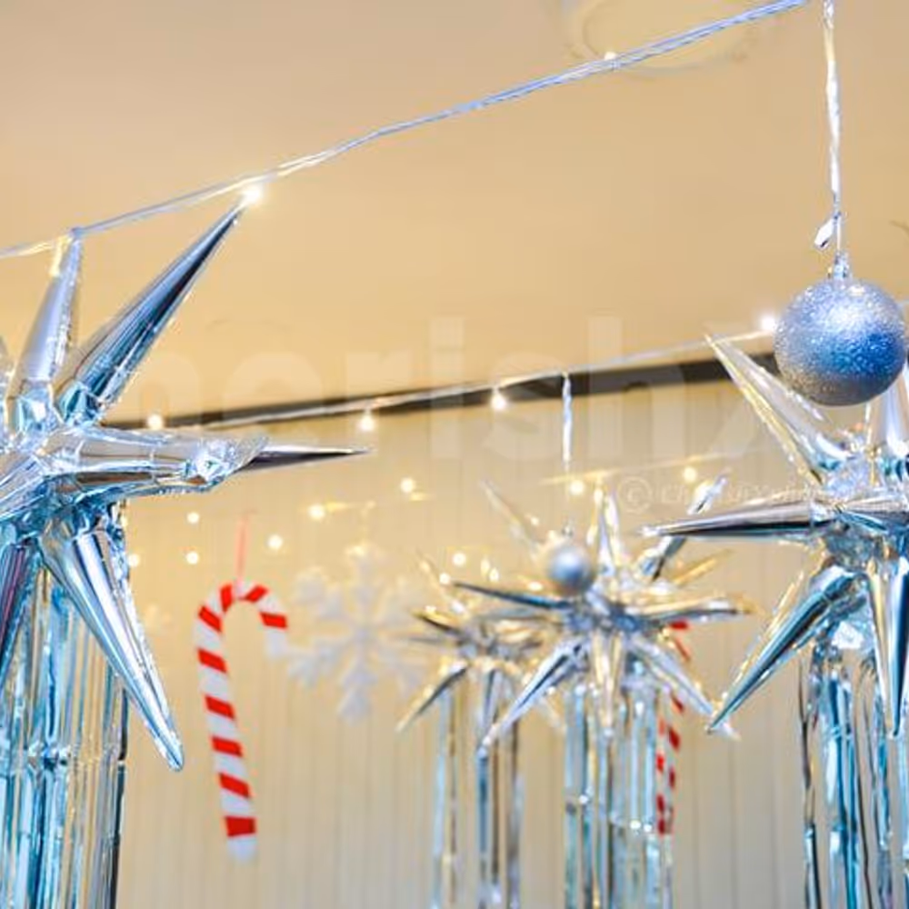 This ceiling decoration will add to a sparkling and elegant Christmas ambiance.