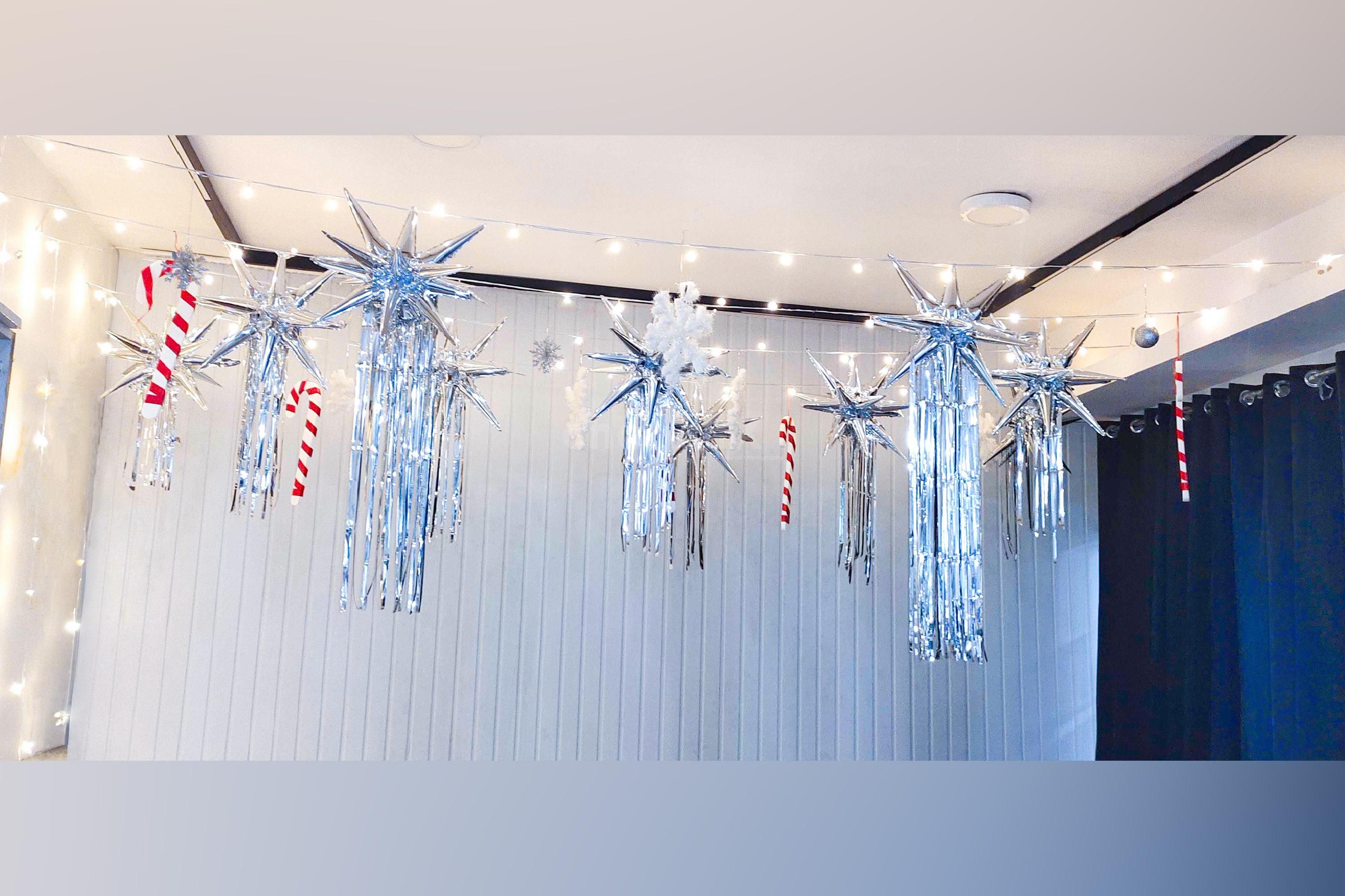 This ceiling decoration will add to a sparkling and elegant Christmas ambiance.
