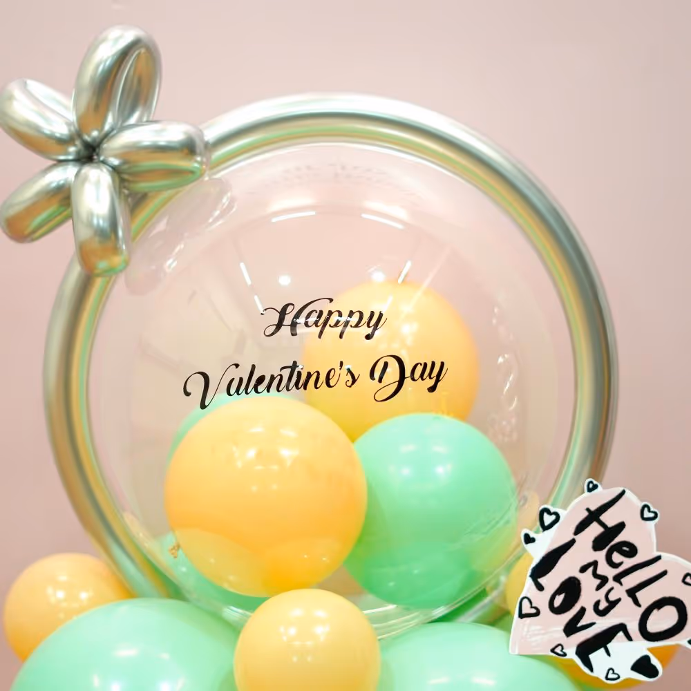 It's all about the pastel green and yellow balloons tied together
