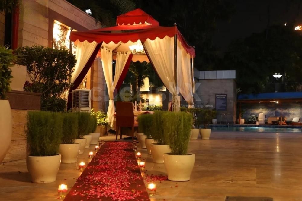 A symphony of flavors and romance: Immerse yourself in a truly special evening with a cabana candlelight dinner at Jaypee Siddharth Hotel, Delhi