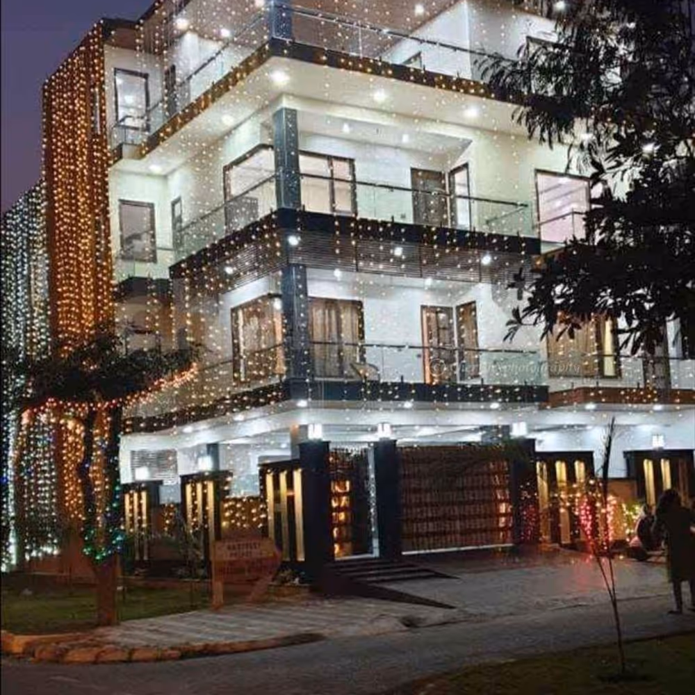 Light up your house front with 40 stunning fairy lights.