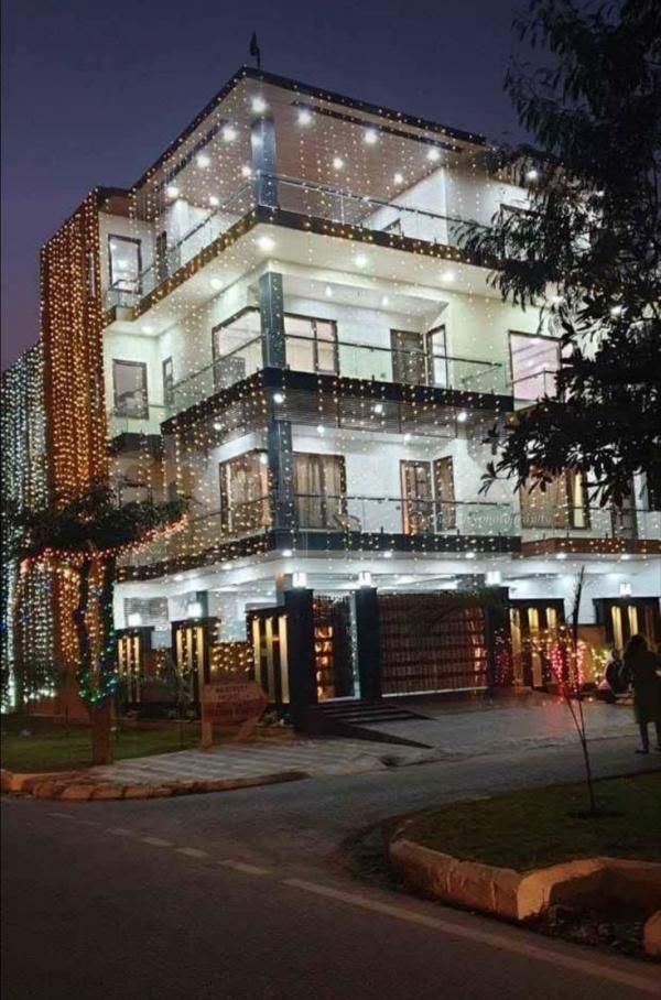 Light up your house front with 40 stunning fairy lights.