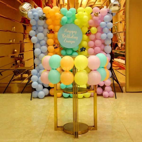 Celebrating in style with this vibrant birthday balloon wall