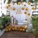 Luxurious golden and white birthday decor, perfect for elegant birthday party celebrations.