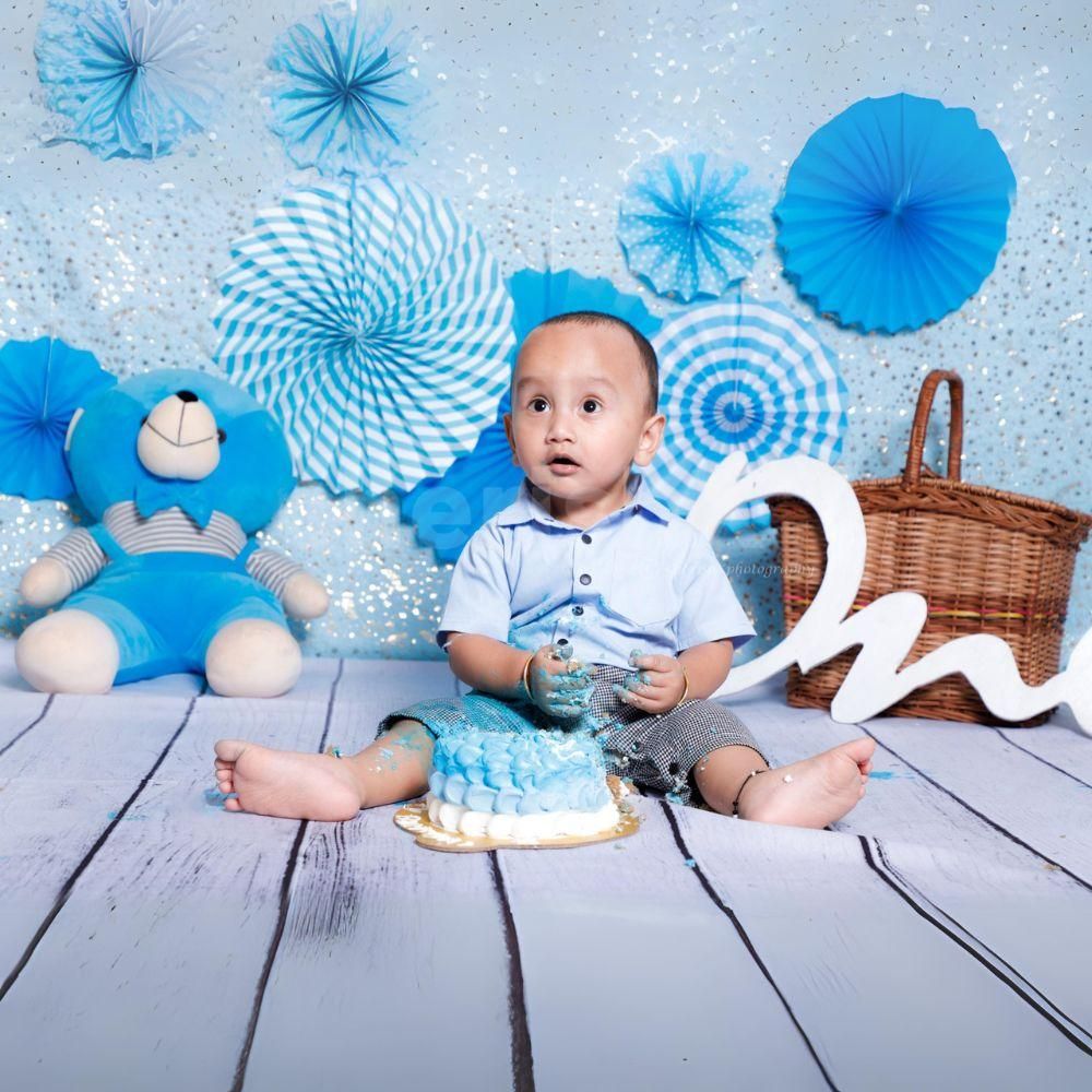 Celebrating with cake smash photography