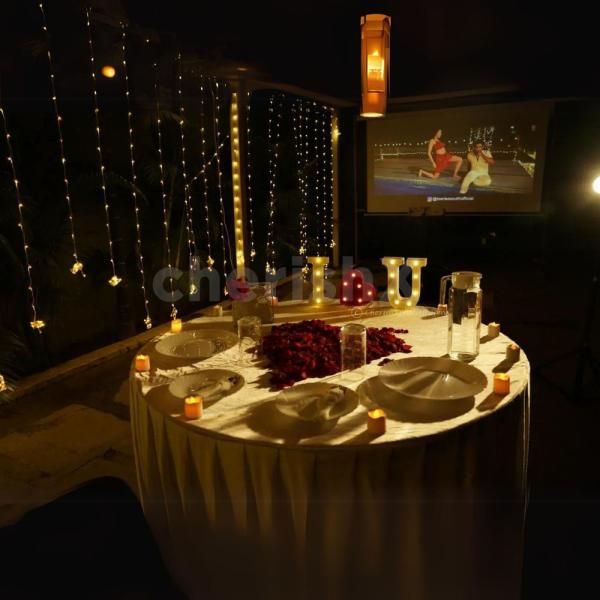 A movie date like never before with our romantic setup, adorned with loose balloons, and bunches.