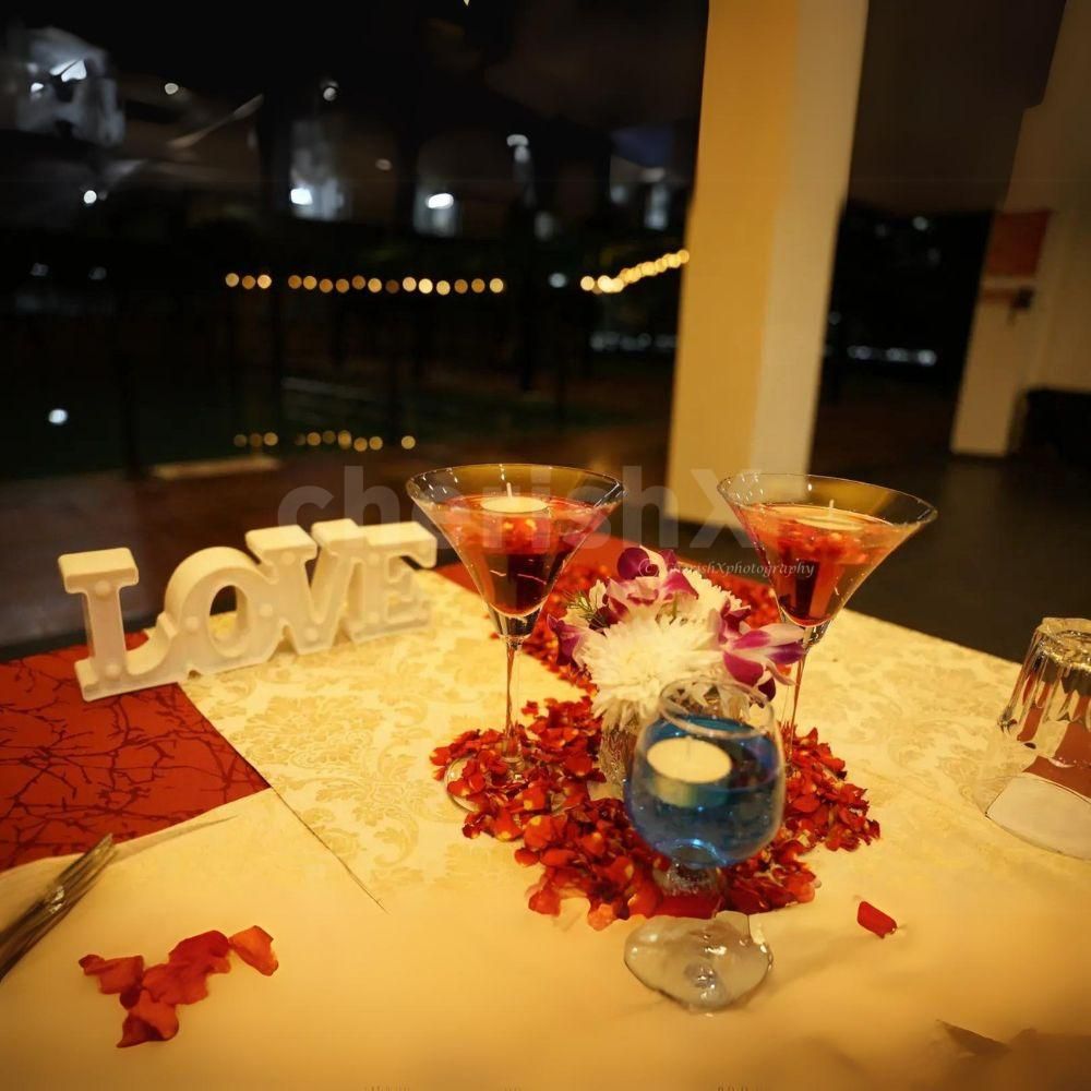 Take advantage of the beautiful poolside diner to impress the special one at Fortune Select Trinity.