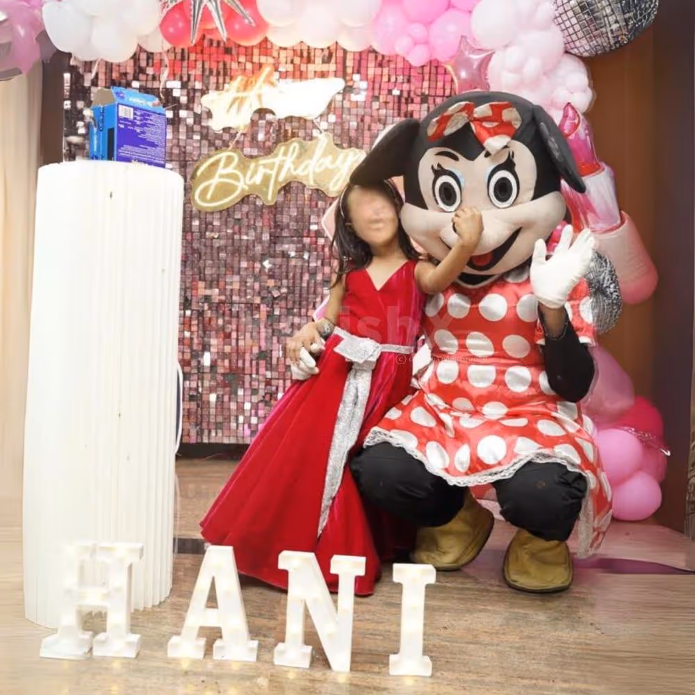 Smiles all around with the Minnie Mouse mascot at the party