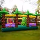 Jungle-themed bouncy castle: Perfect for endless bouncing and playtime