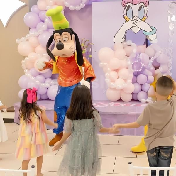 Bring the fun and laughter to your child's birthday with a Goofy-themed party, featuring playful decorations and whimsical activities