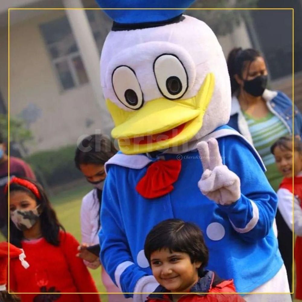 Make your child's special day a splash with a Donald Duck-themed party, capturing the playful spirit of this beloved character.