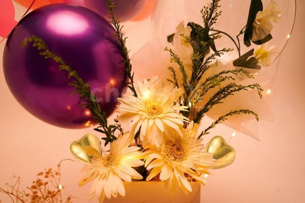 White Gerbera Flowers placed in the bucket to make your Karwa Chauth Wish more special.