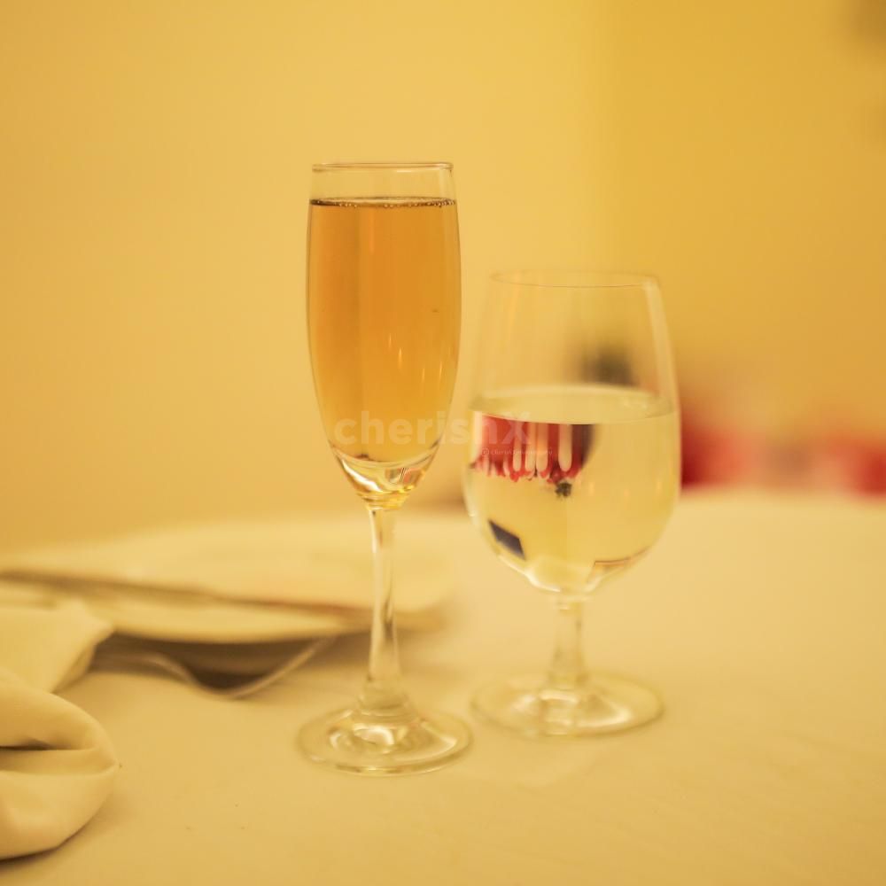 Toast to a special evening with refreshing welcome drinks upon arrival.